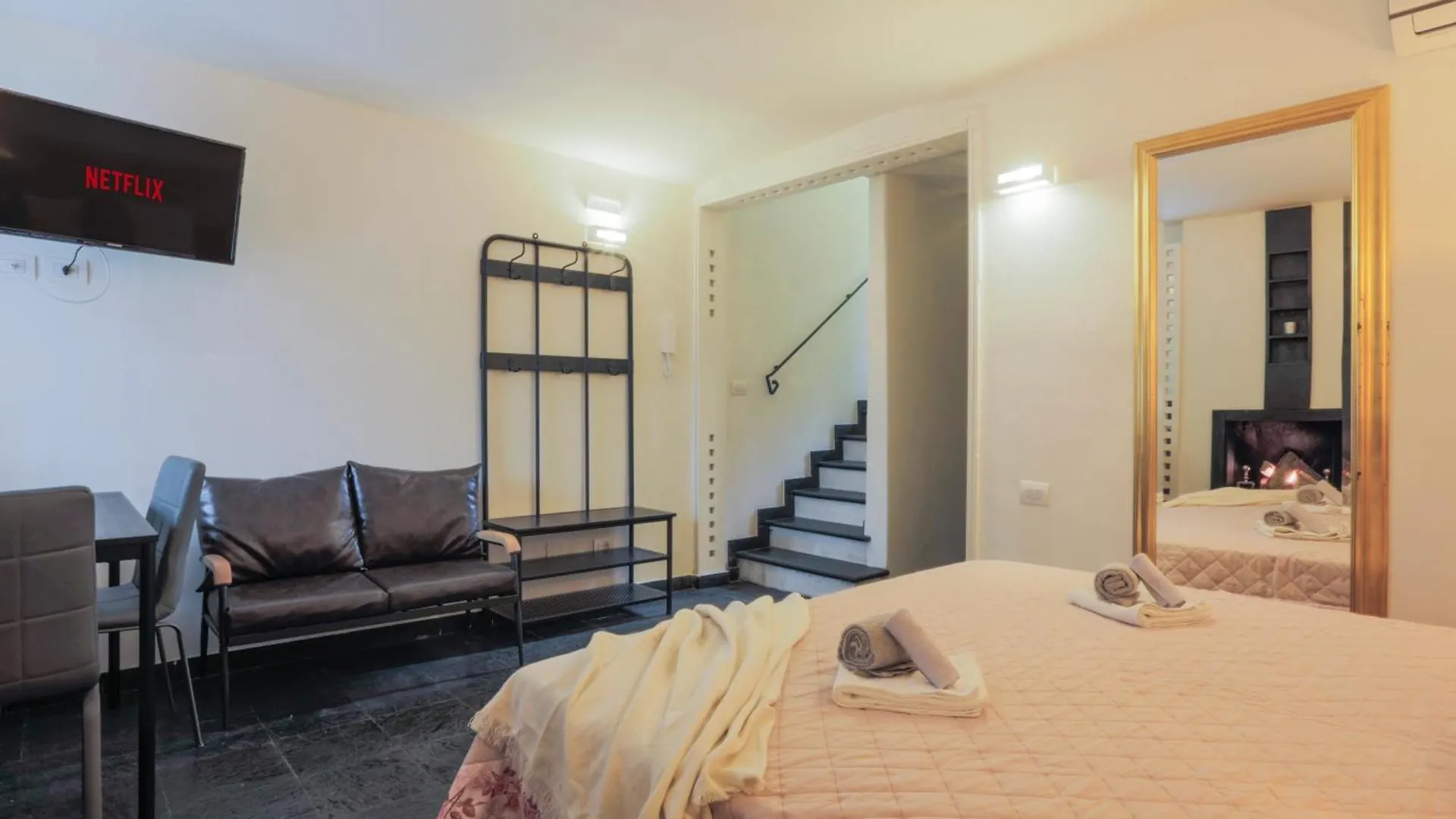 Fiera Milano-City Life Free Parking Villa Anglia' S Bridge 0*, Milan